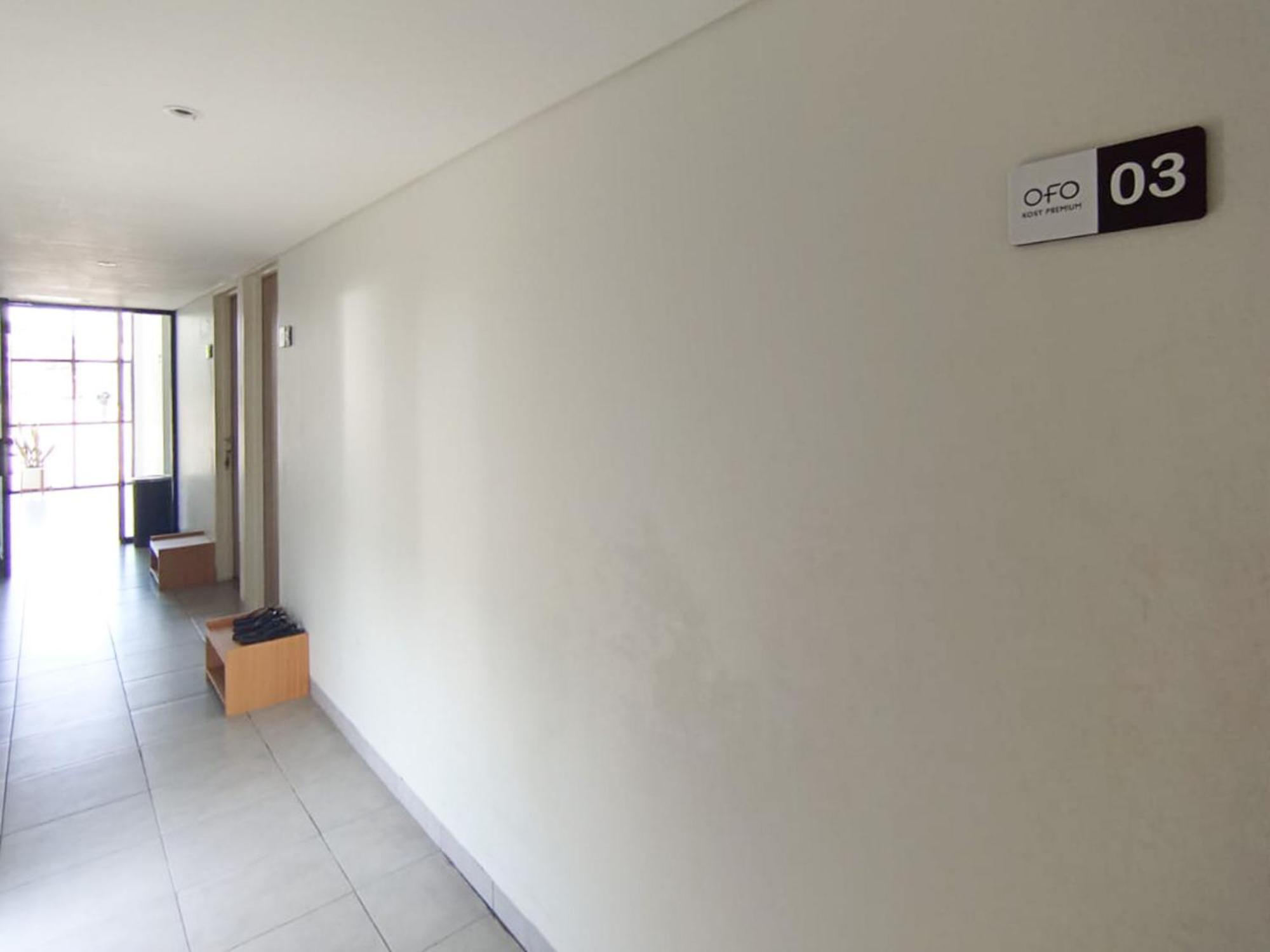 Готель Ofo Kost Premium Kampung Inggris Pare Syariah Mitra Reddoorz Екстер'єр фото