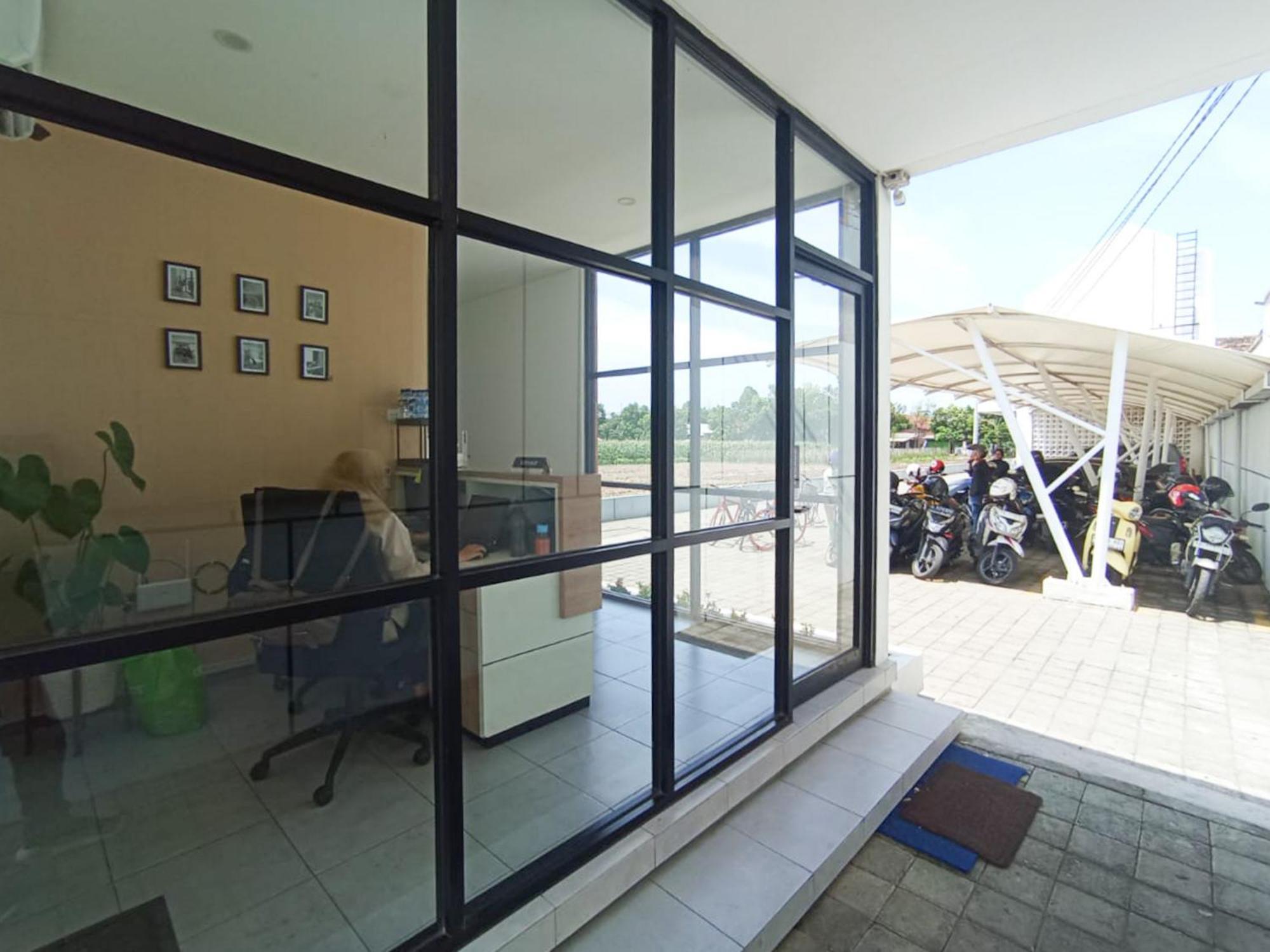 Готель Ofo Kost Premium Kampung Inggris Pare Syariah Mitra Reddoorz Екстер'єр фото