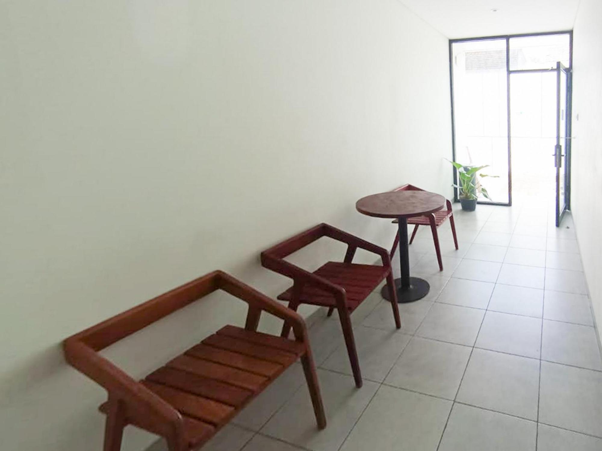Готель Ofo Kost Premium Kampung Inggris Pare Syariah Mitra Reddoorz Екстер'єр фото