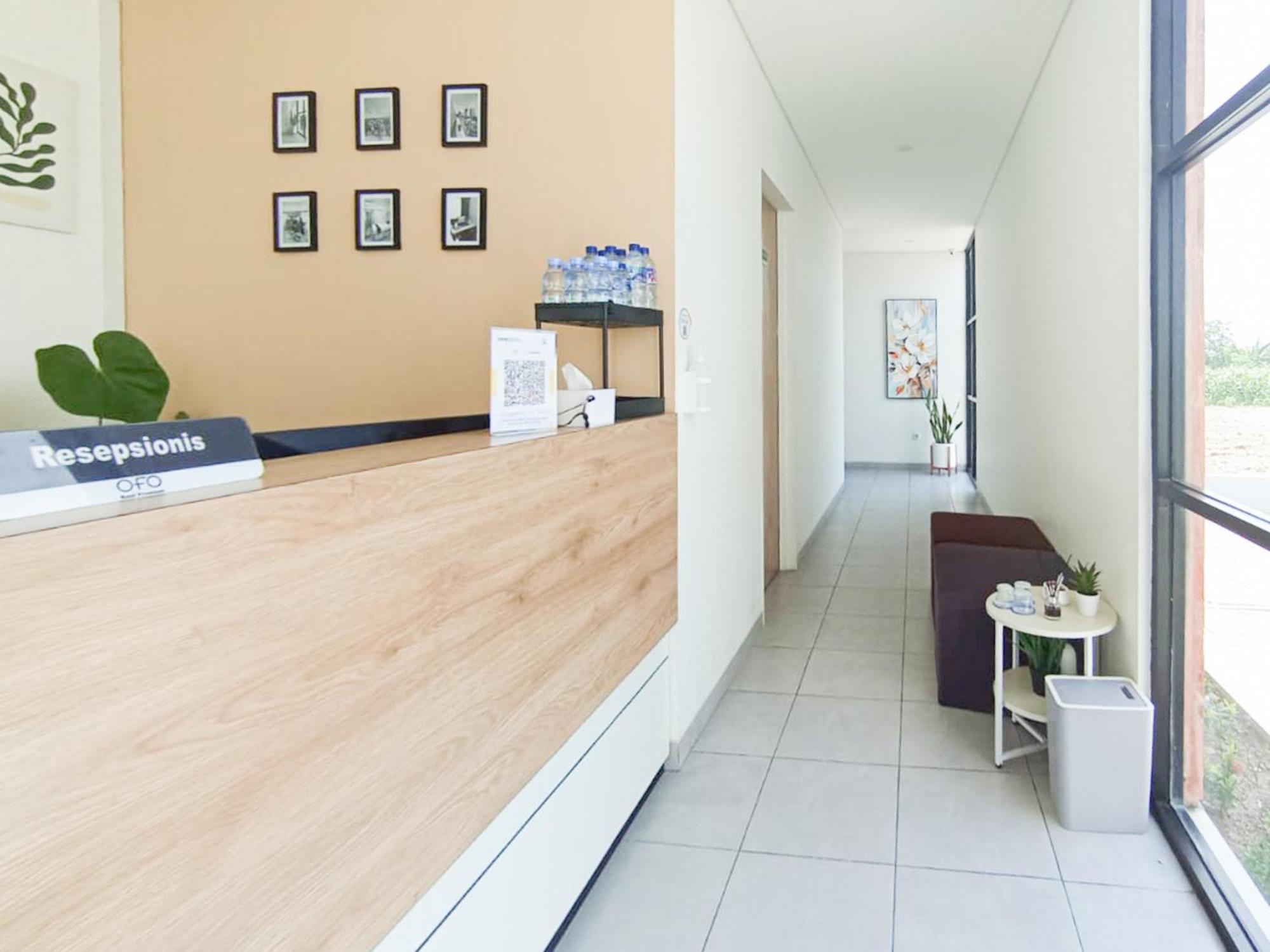 Готель Ofo Kost Premium Kampung Inggris Pare Syariah Mitra Reddoorz Екстер'єр фото